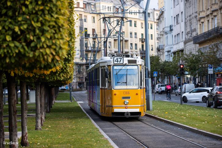 Életnagyságú LEGO-villamos szeli át Budapest utcáit, mint egy színes álmokkal teli utazás résztvevője. A város ikonikus látványosságai között haladva, a LEGO építőelemekből készült jármű mesebeli hangulatot teremt, miközben a járókelők elbűvölve figyelik,