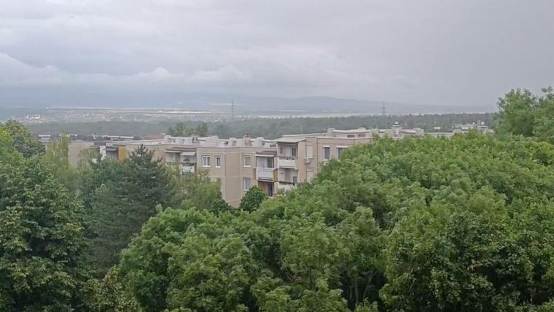 Viharos szél és zuhogó eső kíséretében érkezett meg a hidegfront Veszprém vármegyébe, drámai változást hozva az időjárásban. A természeti jelenségek hatását videófelvételeken is megörökítették, amelyek jól tükrözik a vihar erejét és a környezet átalakulás