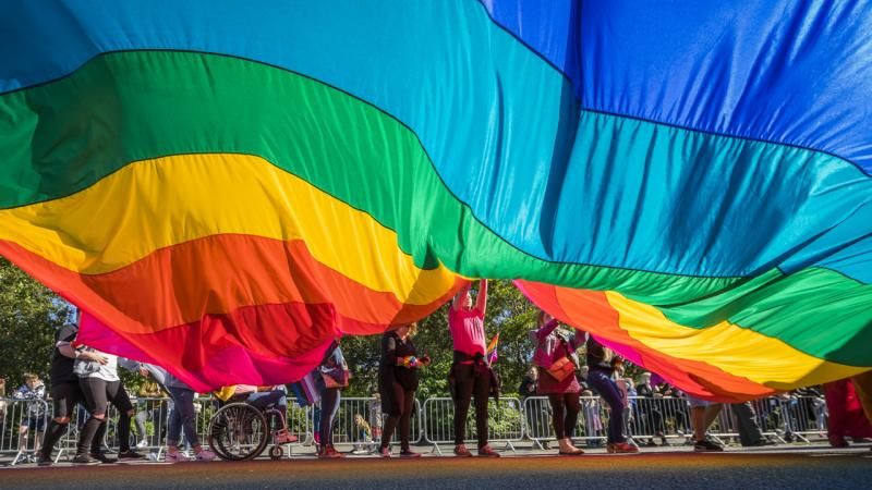 Elérkezett a Pride útvonalának bejelentése! A felvonulás során bárhol csatlakozhatsz, hogy együtt ünnepeljük a sokszínűséget és az elfogadást. Csatlakozz bátran, és legyünk együtt egy színes, inspiráló közösség részei!