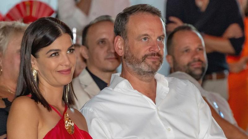Ördög Nóra egy lenyűgöző családi pillanatot osztott meg közönségével, amelyen három generáció mosolygós arcai egyesülnek egyetlen varázslatos képen.