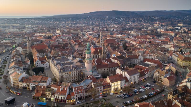 Orbán Viktor átadta a legújabb kétsávos autóutat, amely mostantól megkönnyíti a közlekedést és élénkíti a helyi gazdaságot.