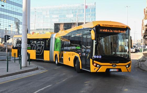 Megérkezett az első magyar elektromos csuklós busz, amely új korszakot nyit a közlekedésben! Ez a modern jármű nemcsak környezetbarát megoldásokat kínál, hanem a városi közlekedés kényelmét és hatékonyságát is forradalmasítja. Az innováció és a fenntartha