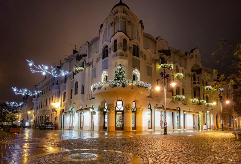 Szeged adventi időszakban csodálatos díszbe öltözik: a város utcái tele vannak lenyűgöző látványosságokkal, kedves, ismerős figurákkal, ragyogó fényfüggönyökkel és egy olyan varázslatos atmoszférával, amely mindenkit magával ragad.