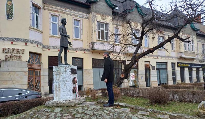 Petőfi Sándor születésnapja alkalmából emlékezzünk meg a költő zsenialitásáról és azokról az értékekről, amelyeket munkásságával közvetített. A magyar irodalom egyik legnagyobb alakja, aki szavakba öntötte a szabadság, a szerelem és a haza iránti vágyat. 