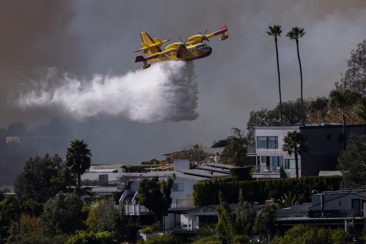 Drón ütközött a Super Scooper tűzoltó repülőgéppel - PlanetZ