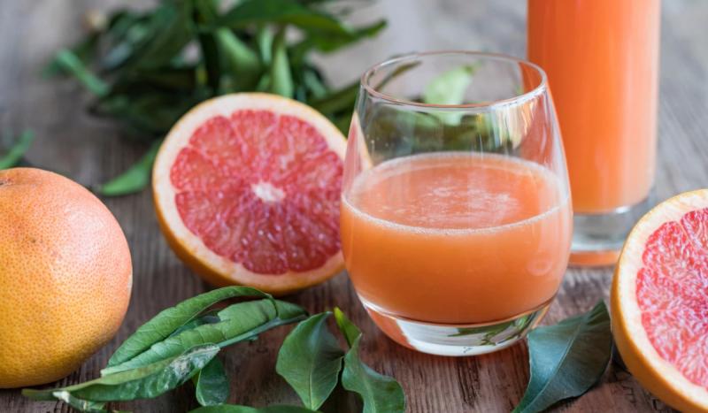 Öt élelmiszer, amely óvatosan kezelendő a gyógyszerszedők számára

1. **Grapefruit**: Ez a citrusfélék közé tartozó gyümölcs sok gyógyszer metabolizmusát befolyásolhatja, különösen a koleszterinszint-csökkentő szerek és bizonyos vérnyomáscsökkentők esetéb