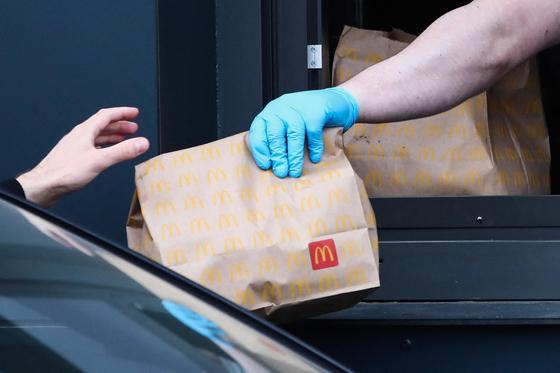 Rendkívül aggasztó állapotokat tárt fel egy friss vizsgálat a McDonald's amerikai hagymabeszállítójánál, ahol a higiéniai előírások súlyosan megcsúsztak. Az eszközök koszosak, a higiénia szinte eltűnt, és mindez komoly kockázatot jelent az élelmiszerbizto