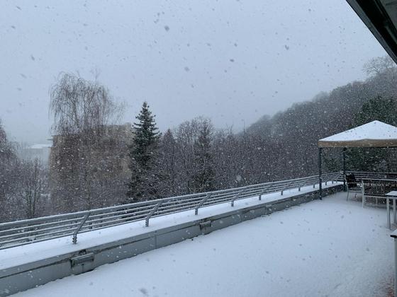 Több helyen is hófehér takaró borítja a magyar tájat, és a jövőben is várható havazás.