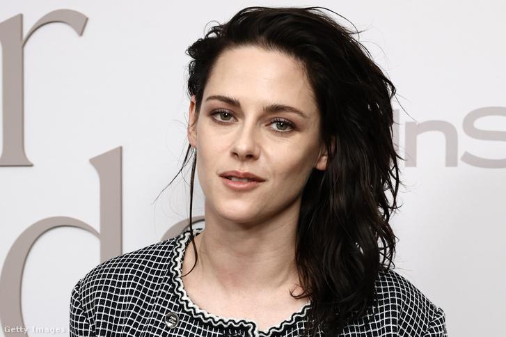 Kristen Stewart hosszú idő elteltével ismét szőke hajjal lépett a nyilvánosság elé, ami igazán figyelemfelkeltő látványt nyújtott.