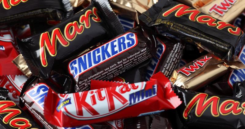 Ismered a legnépszerűbb csokoládékat? Képzeld el, hogy a Twix, a Bounty és a Snickers csomagolása nélkül próbálod meg azonosítani őket! Vajon sikerülne? Fedezd fel, hogy a csokoládék íze és állaga mennyire egyedi, és hány másik kedvenc édesség bújik meg a