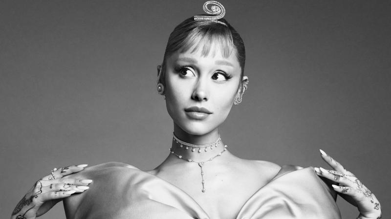 Ariana Grande most egy igazán különleges Swarovski kapszulakollekcióval lep meg minket, amely a ragyogás és elegancia tökéletes harmóniáját tükrözi. A kollekció darabjai nem csupán ékszerek, hanem a művésznő egyedi stílusának és kreativitásának megtestesí