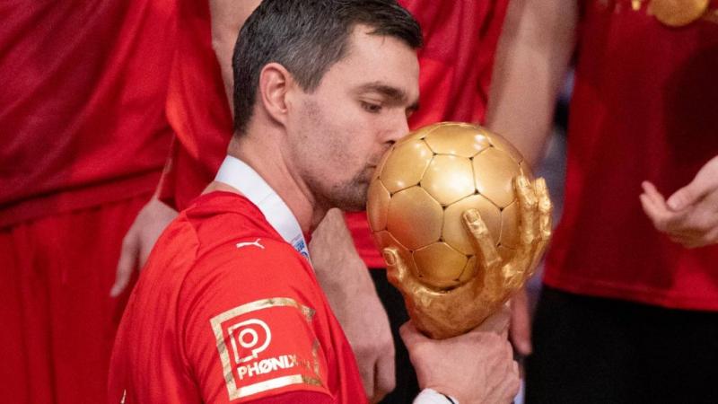 A vb-arany önmagában nem jelenti a legfőbb boldogságot egykori veszprémi kézilabdázónk számára. Az igazi öröm forrása sokkal inkább a sportág iránti szenvedély, a csapattársakkal megélt közös pillanatok és a játék iránti szeretet. A győzelmek mellett az ú