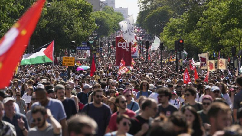 Tízezrek vonultak utcára május elsején Európa-szerte, hogy hangot adjanak véleményüknek a tüntetéseken.