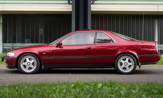 Ez a V6-os motorral felszerelt kupé Honda Legend 31 éves, de még mindig megőrzi időtlen szépségét. Az elegáns vonalai és a prémium anyagok használata miatt a klasszikus dizájnja máig lenyűgöző.