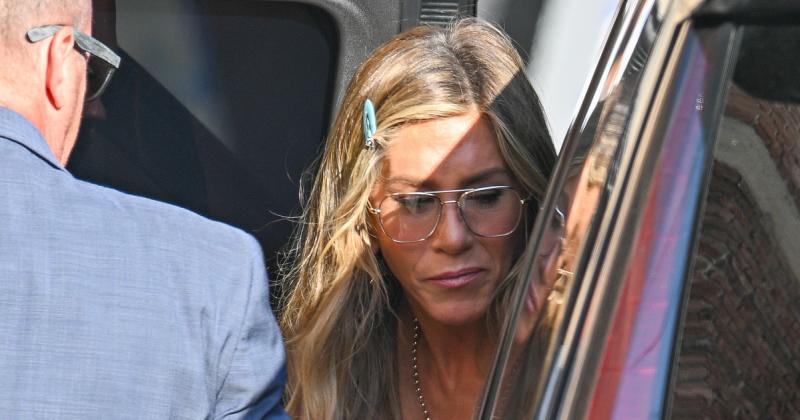 A kapu áttörésével egy titokzatos figura érkezett Jennifer Aniston villájához, és a testőrök azonnal fegyvert fogtak rá.