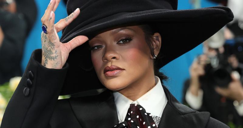 A 37 éves Rihanna örömmel várja harmadik gyermekét, akinek érkezése már a láthatóan kerekedő babapocakján is nyomot hagyott. A Met-gála vörös szőnyegén büszkén feszített, és mindenki figyelmét magára irányította.