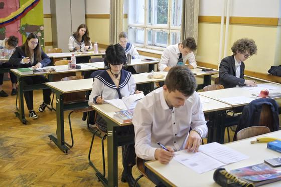 A matekérettségi első szakaszában a térfogatszámítás, gráfok és vektorok kulcsszerepet játszanak. Ezek az alapvető fogalmak nemcsak a vizsga szempontjából fontosak, hanem a matematikai gondolkodás fejlesztésében is jelentős szerepet töltenek be. A térfoga