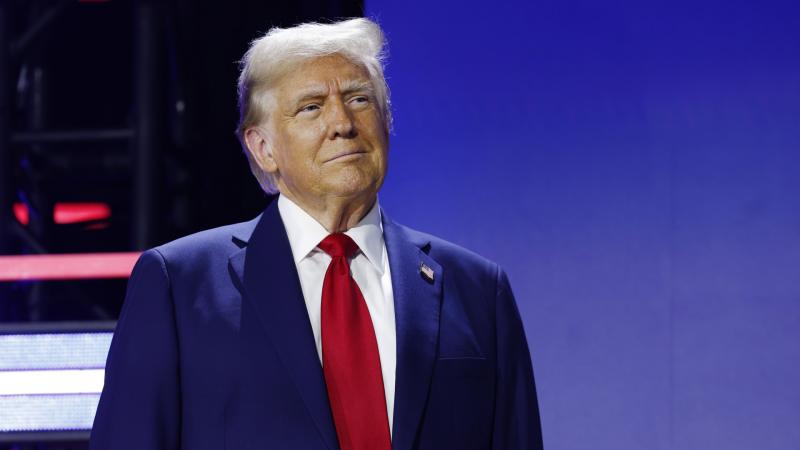Fordulópont a kereskedelmi konfliktusban: Ma délután jelentős bejelentés várható Donald Trump részéről.