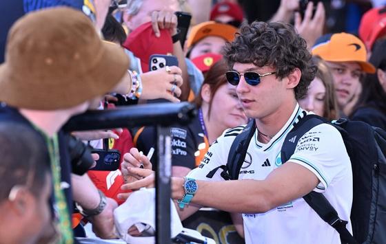 Kimi Antonelli, a Mercedes Formula-1 fiatal tehetsége, nemcsak a pályán, hanem a mindennapi életében is megmutatja, hogy mit jelent a luxus: iskolába egy 200 ezer eurós AMG-vel érkezik. Nézd meg a videót, hogy milyen stílusban közlekedik a fiatal versenyz