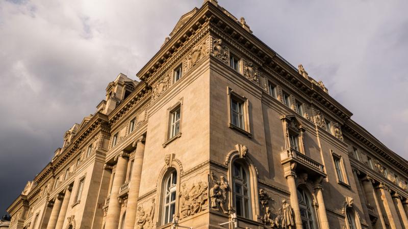A kormánypártok a jegybanktörvény átalakítását tervezik, amelynek következtében a Magyar Nemzeti Bank (MNB) alelnöki pozícióinak száma négyre emelkedhet.