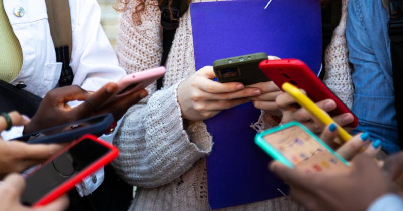 Az európai fiatalok egy csoportja egyre inkább vágyik a digitális detoxra, és szeretne elszakadni a mobiltelefonok és az internet világától.