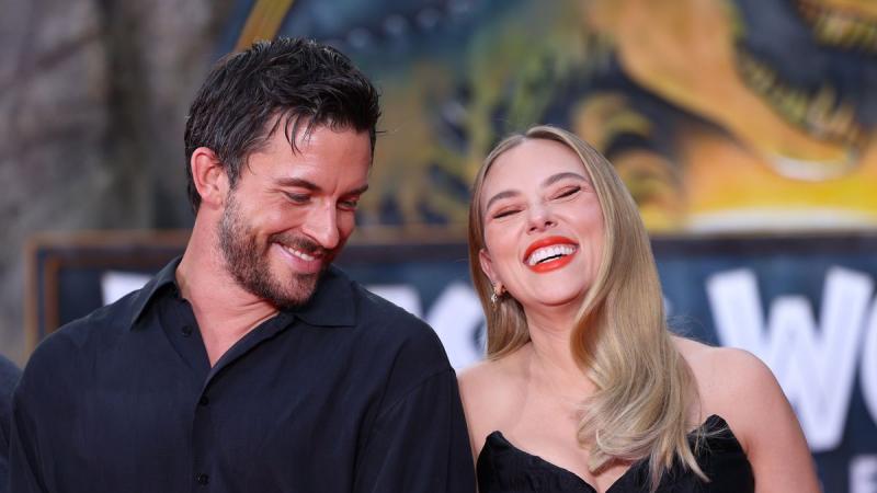 Scarlett Johansson szenzációs pillanatot osztott meg, amikor szájon csókolta a Bridgerton sorozat egyik népszerű színészét, és ezzel teljesen felkavarta a közösségi médiát. A rajongók azonnal reagáltak, és a hír gyorsan elárasztotta a közösségi platformok
