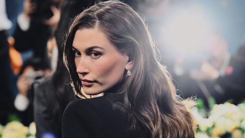 Itt a végső döntés: Hailey Bieber eltávolította a jegygyűrűjét, és mindent elkövetett, hogy a világ ezt észrevegye - Életmódként.