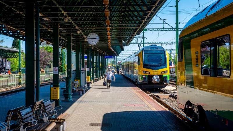 A MÁV és a GYSEV megállapodása értelmében mától több vonalon is változások lépnek életbe. Most bemutatjuk azokat a járatokat, ahol a megszokott szolgáltatások helyett új alternatívák állnak rendelkezésre.