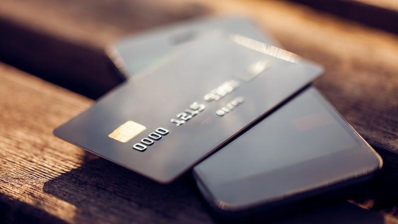 A készpénzmentes gazdaság kialakulása egy komplex folyamat, amely számos tényezőt foglal magában, mint például a technológiai fejlődés, a társadalmi igények változása és a jogi keretek átalakulása. Az elektronikus fizetési rendszerek elterjedésével, mint 