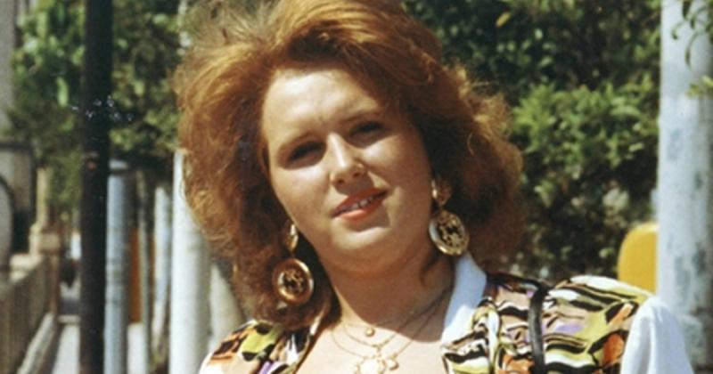 A Hamis a baba Bögyös Macája felnőttfilmes karrierbe kezdett: már 16 éves korában aktmodellként dolgozott.