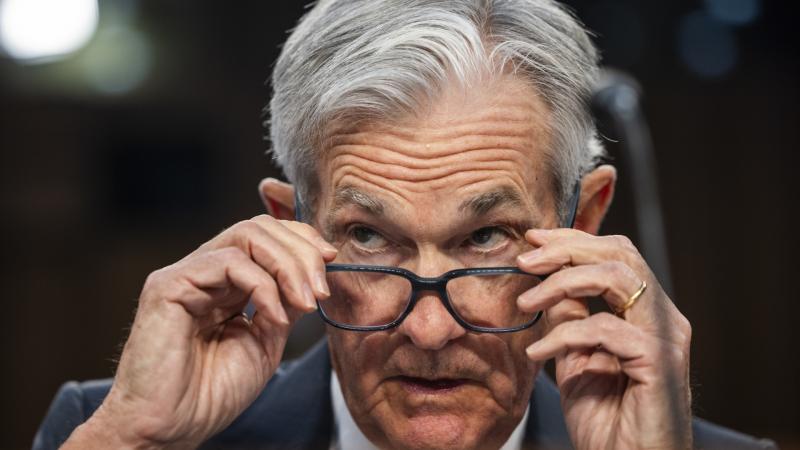 Jerome Powell lemondásának lehetősége egyre inkább napirendre kerül – értesülések szerint üzenet érkezett a Trump-kormányzat részéről.