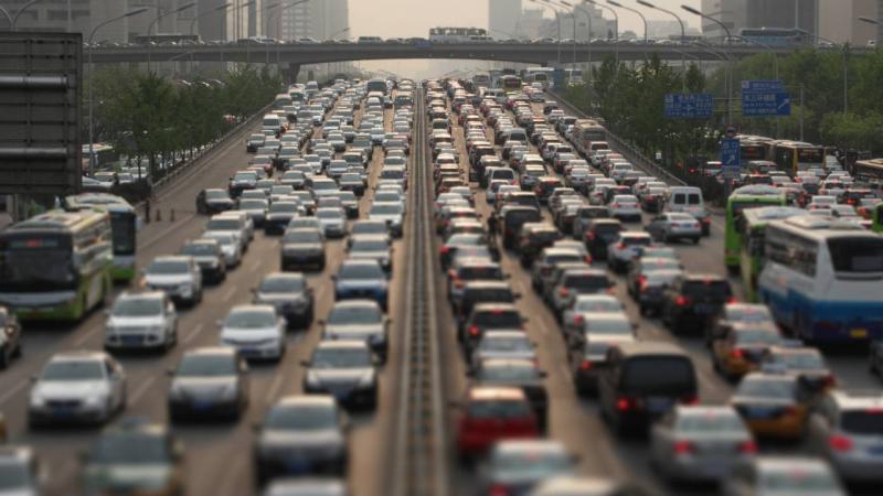 A világ leghosszabb dugója 100 kilométernyi szakaszon kígyózott, és néhányan egészen 12 napot ragadtak benne.