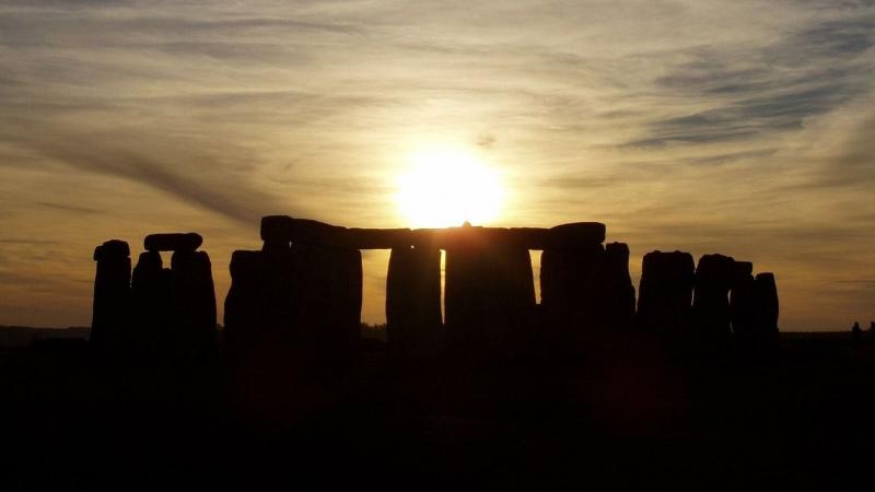 Új kutatások fényt derítettek arra, hogy a Stonehenge köveit emberek szállították, ezzel megcáfolva a gleccserelméletet. Az eddigi elképzelések szerint a hatalmas sziklák természetes úton, jégtömegek segítségével jutottak el a helyszínre, de az új bizonyí