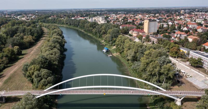 A szolnoki polgármester nyílt levélben szólította meg Pintér Sándort, a belügyminisztert, aggasztóan emelkedő erőszakos bűncselekményekkel kapcsolatosan. Az üzenetben rámutatott a közbiztonság javításának sürgősségére, és a helyi közösség védelme érdekébe