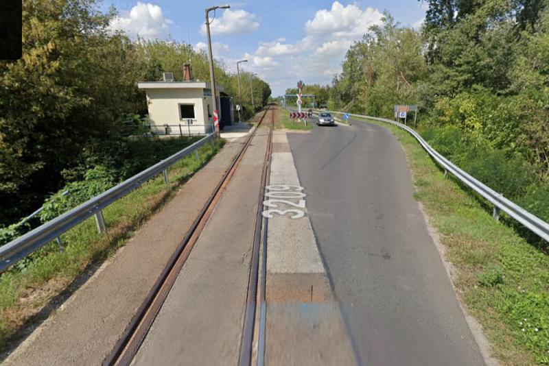 Az autós figyelme elkalandozott, így ahelyett, hogy az úton haladt volna, a vonatsínek felé kanyarodott.