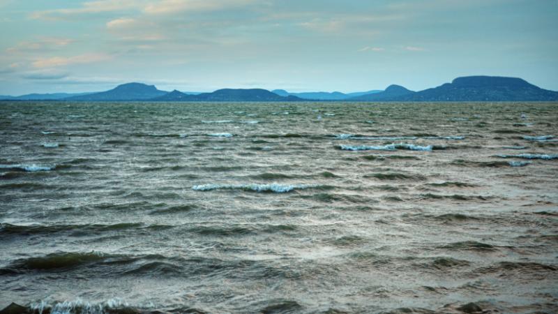 Itt az igazság a Balaton vízszintjének drámai csökkenéséről: közel 300 millió köbméter víz tűnt el a tóból, és ennek hátterében több tényező áll. Az Agrárszektor részletesen feltárja a jelenség okait, amelyek között szerepel az éghajlatváltozás, a csapadé