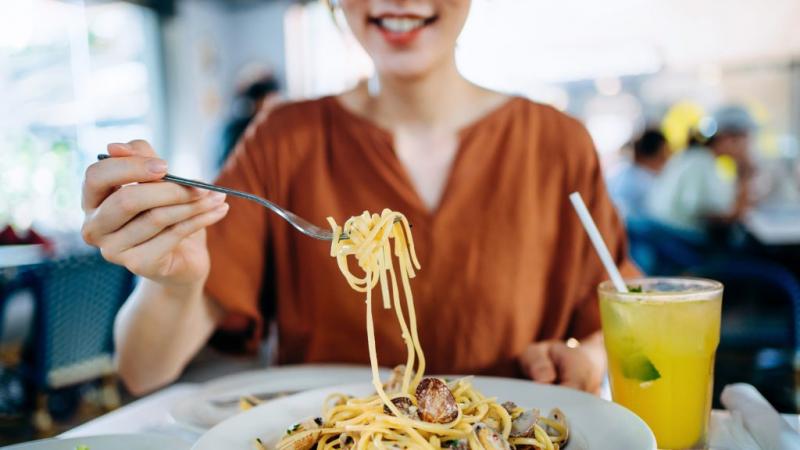 Depressziódiéta? Igen, a megfelelő táplálkozás segíthet a depresszió megelőzésében és enyhítésében! Az ételek hatással vannak a hangulatunkra, így fontos, hogy tudatosan válasszuk meg, mit fogyasztunk. A vitaminokban, ásványi anyagokban és omega-3 zsírsav
