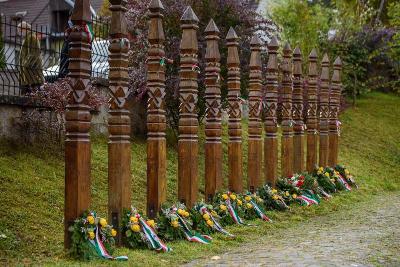 Sepsiszentgyörgy városában is tiszteletet adnak az aradi vértanúk emlékének. A rendezvény célja, hogy felidézzük a hősök bátorságát és áldozatvállalását, akik a szabadságért harcoltak. Az esemény során különböző programokkal, beszédekkel és koszorúzással 