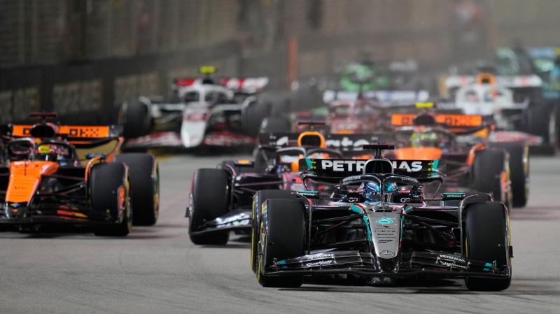 Féktelen brit diadal Szingapúr városában: Russell az élen, a McLaren visszatért a világbajnoki trónra!